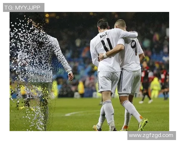 足球明星张开双手展现自信与激情的瞬间让我们感受运动的魅力与活力