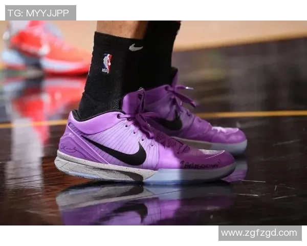 足球明星穿紫色球鞋展现独特风格引领时尚潮流